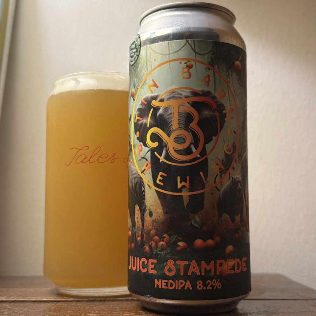 Tin Barn Brewing – Juice Stampede
ABV: 8,2 % | Stil: IPA – Hazy / New England | Untappd: 4,22

En saftig og frisk NEIPA fra Tin Barn Brewing, hvor frugtige humletoner og blød mundfølelse skaber et aromatisk og velafbalanceret IPA-udtryk.
