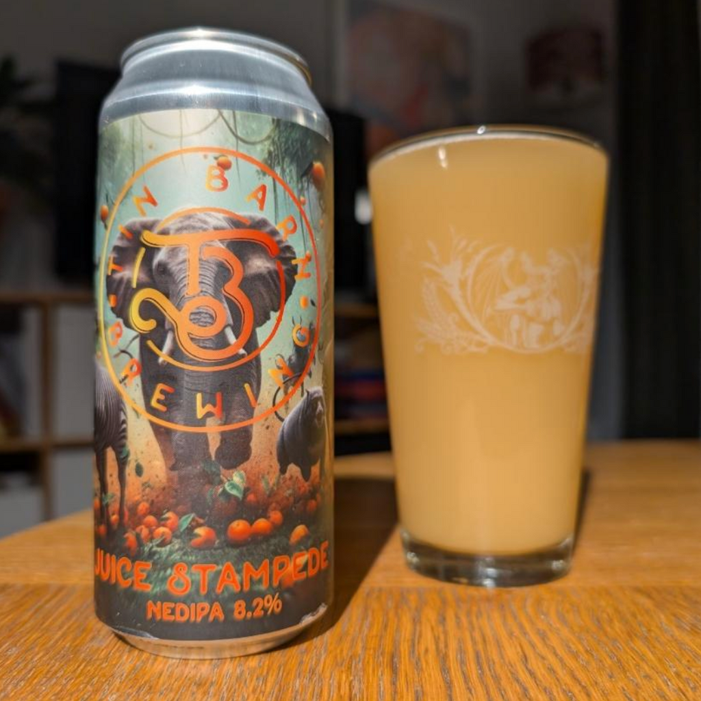 Tin Barn Brewing – Juice Stampede
ABV: 8,2 % | Stil: IPA – Hazy / New England | Untappd: 4,22

En saftig og frisk NEIPA fra Tin Barn Brewing, hvor frugtige humletoner og blød mundfølelse skaber et aromatisk og velafbalanceret IPA-udtryk.