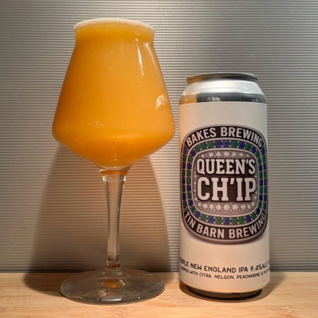 Tin Barn Brewing x Bakes Brewing – Queen’s Ch’ip
ABV: 9,4 % | Stil: Triple New England / Hazy IPA | Untappd: 4,36

En kraftfuld og saftig triple NEIPA skabt i samarbejde mellem Tin Barn Brewing og Bakes Brewing, hvor generøse humlepakker og tropiske noter er i centrum – en øl der både er aromatisk og frugtdrevet.