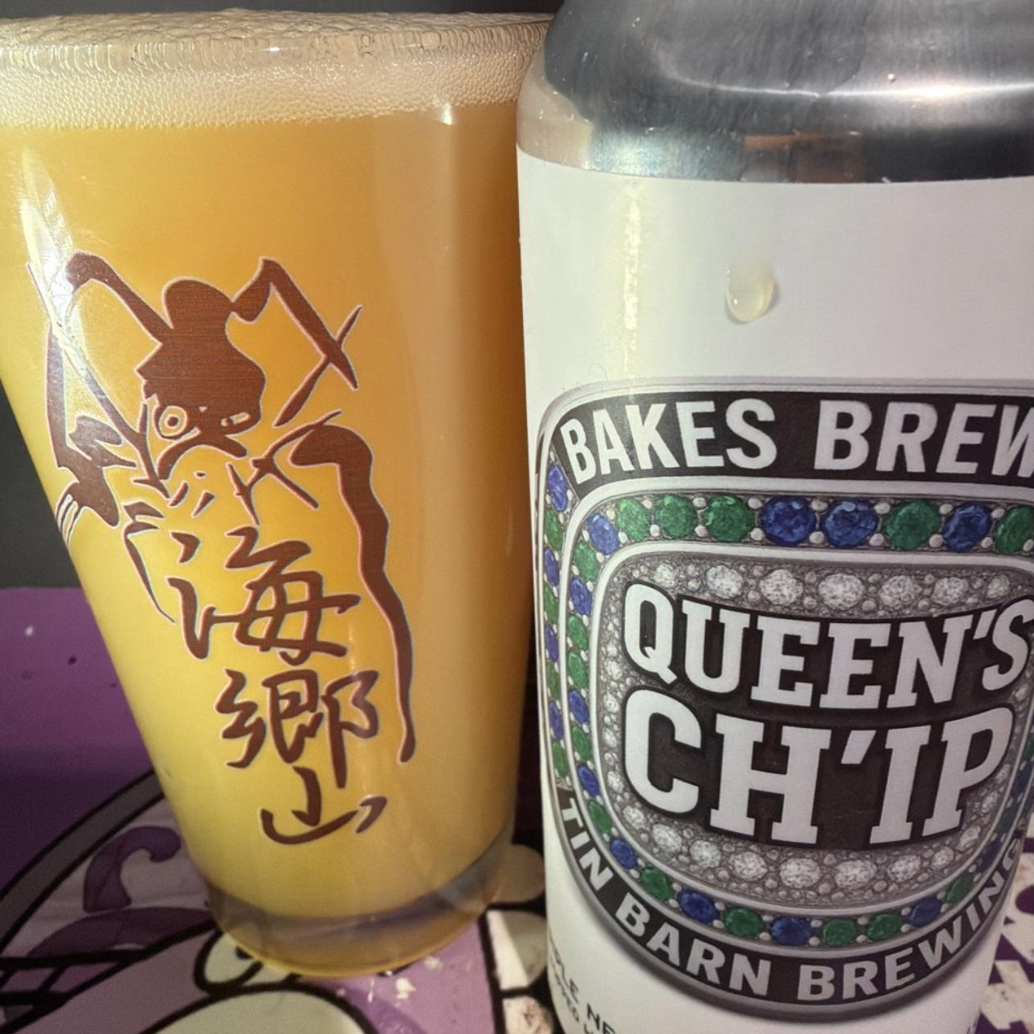 Tin Barn Brewing x Bakes Brewing – Queen’s Ch’ip
ABV: 9,4 % | Stil: Triple New England / Hazy IPA | Untappd: 4,36

En kraftfuld og saftig triple NEIPA skabt i samarbejde mellem Tin Barn Brewing og Bakes Brewing, hvor generøse humlepakker og tropiske noter er i centrum – en øl der både er aromatisk og frugtdrevet.