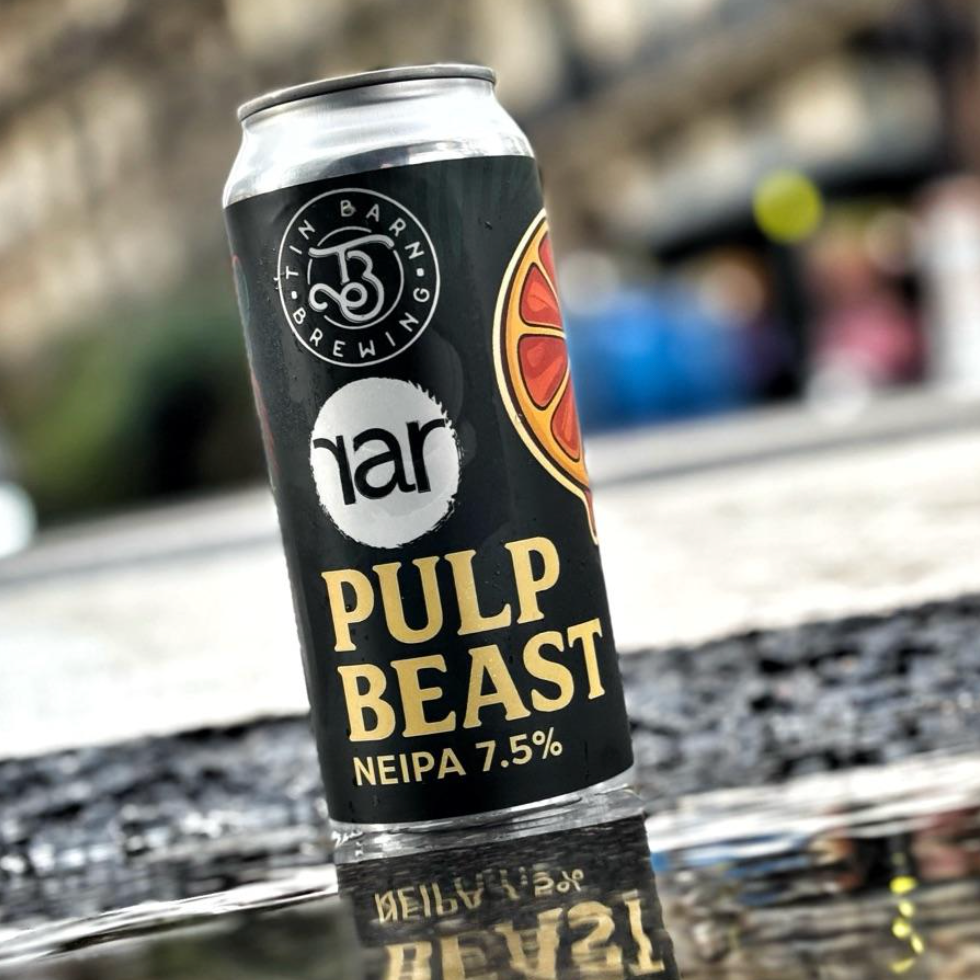 Tin Barn Brewing x RaR Brewing – Pulp Beast
ABV: 7,5 % | Stil: New England / Hazy IPA | Untappd: 4,14

En saftig og frugtdrevet hazy IPA brygget som et collab mellem Tin Barn Brewing og RaR Brewing, hvor to markante juice-profiler smelter sammen i et levende og balanceret udtryk.
