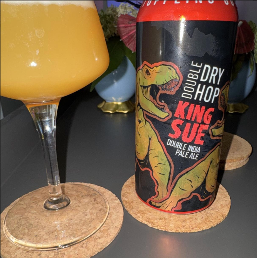 Toppling Goliath Brewing Co. – Double Dry Hop King Sue (2026)

ABV: 8,2 % | Stil: Imperial / Double New England Hazy IPA | Untappd: 4,33

Double Dry Hop King Sue er den ekstra humlemættede udgave af Toppling Goliaths legendariske King Sue. I 2026-udgaven er Citra endnu en gang hovedpersonen og leverer en voldsomt saftig profil pakket med mango, appelsin og ananas. Den ekstra tørhumling skruer yderligere op for aroma og intensitet i en stor, blød og hazy DIPA.