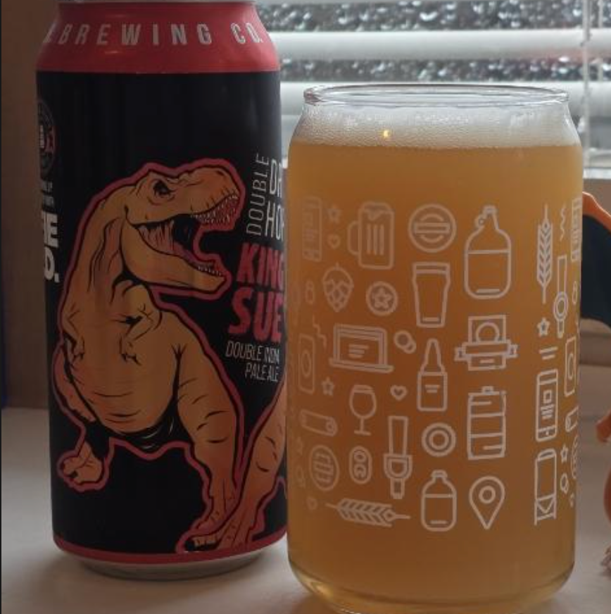 Toppling Goliath Brewing Co. – Double Dry Hop King Sue (2026)

ABV: 8,2 % | Stil: Imperial / Double New England Hazy IPA | Untappd: 4,33

Double Dry Hop King Sue er den ekstra humlemættede udgave af Toppling Goliaths legendariske King Sue. I 2026-udgaven er Citra endnu en gang hovedpersonen og leverer en voldsomt saftig profil pakket med mango, appelsin og ananas. Den ekstra tørhumling skruer yderligere op for aroma og intensitet i en stor, blød og hazy DIPA.