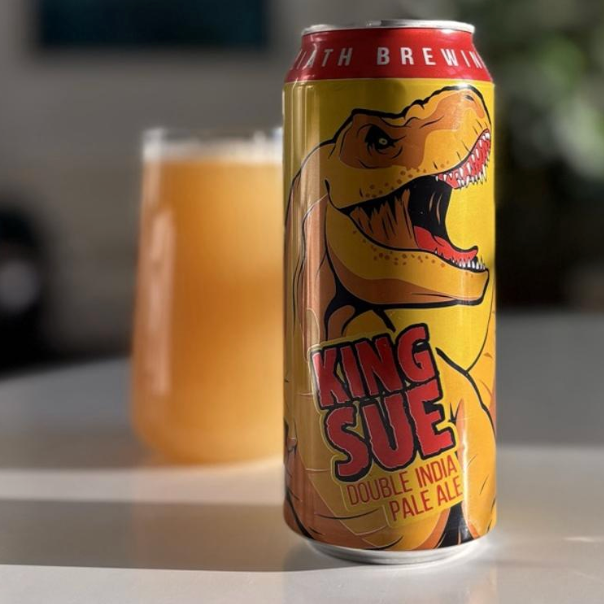 Toppling Goliath Brewing Co – King Sue
ABV: 8,2 % | Stil: Double New England IPA | Untappd: 4,30

En klassiker i moderne IPA-verden, hvor tropiske toner og en stor, saftig humleprofil står i centrum i et frugtdrevet og aromatisk udtryk.