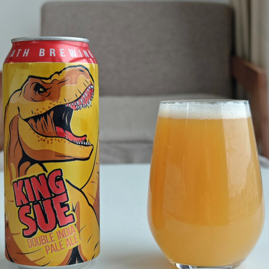 Toppling Goliath Brewing Co – King Sue
ABV: 8,2 % | Stil: Double New England IPA | Untappd: 4,30

En klassiker i moderne IPA-verden, hvor tropiske toner og en stor, saftig humleprofil står i centrum i et frugtdrevet og aromatisk udtryk.