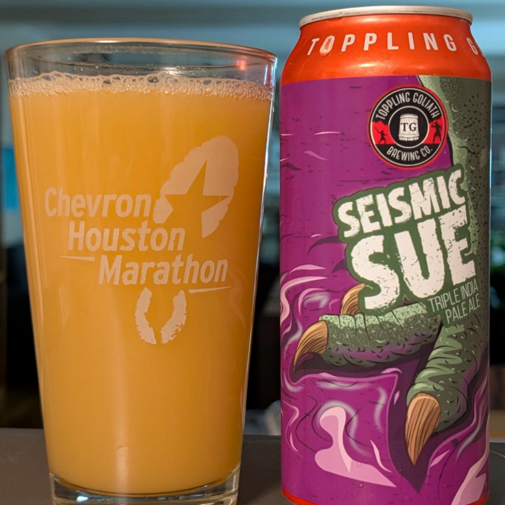 Toppling Goliath Brewing Co – Seismic Sue
ABV: 9,8 % | Stil:&nbsp;Triple New England / Hazy IPA | Untappd: 4,30

En rig, saftig og aromatisk triple NEIPA fra Toppling Goliath, hvor tropiske humler og en blød, fyldig mundfølelse skaber en stor, frugtdrevet IPA-oplevelse.