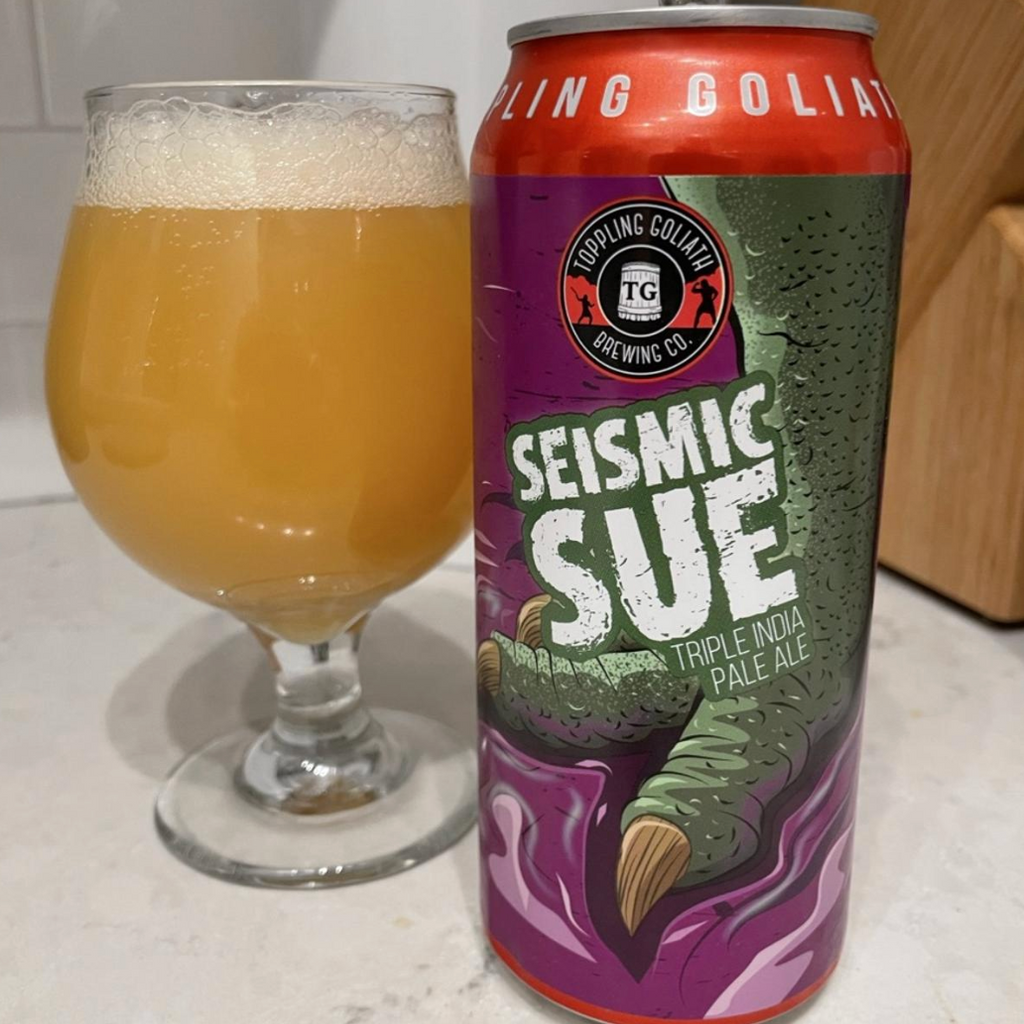 Toppling Goliath Brewing Co – Seismic Sue
ABV: 9,8 % | Stil:&nbsp;Triple New England / Hazy IPA | Untappd: 4,30

En rig, saftig og aromatisk triple NEIPA fra Toppling Goliath, hvor tropiske humler og en blød, fyldig mundfølelse skaber en stor, frugtdrevet IPA-oplevelse.