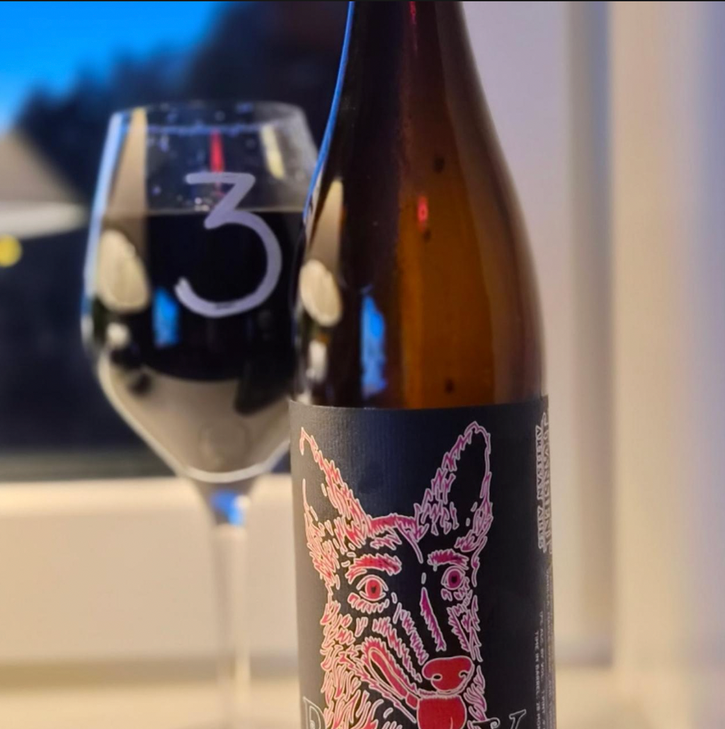 Transient Artisan Ales – Buckley Latvia Select

ABV: 17,0 % | Stil: Bourbon &amp; Rye Whiskey Barrel-Aged Imperial Coffee Stout | Untappd: 4,49

Buckley Latvia Select er en ekstremt kraftfuld og dekadent Imperial Stout fra amerikanske Transient Artisan Ales i Michigan. Med hele 17 % alkohol, fadlagring og en overdådig kombination af kaffe, vanilje og ahornsirup er dette en stout i absolut sværvægtsklasse.

Øllen er lagret på både bourbon- og rye whiskeyfade fra Eastern Kille Distillery og efterfølgende tils