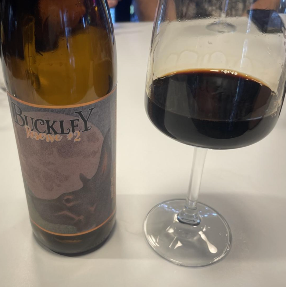 Transient Artisan Ales – Buckley Reserve #2

ABV: 15,5 % | Stil: Imperial Stout (BA) | Untappd: 4,53

En massiv og fadlagret imperial stout fra Transient, bygget på deres Buckley-serie med kaffe, vanilje og ahornsirup. Lagring på fade løfter den op i den helt tunge dessert- og sipping-kategori.