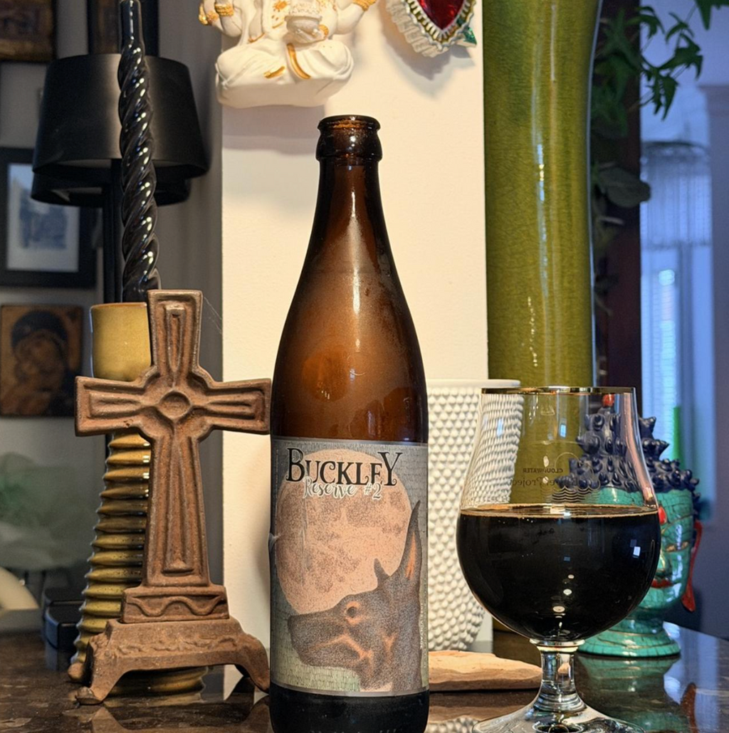 Transient Artisan Ales – Buckley Reserve #2

ABV: 15,5 % | Stil: Imperial Stout (BA) | Untappd: 4,53

En massiv og fadlagret imperial stout fra Transient, bygget på deres Buckley-serie med kaffe, vanilje og ahornsirup. Lagring på fade løfter den op i den helt tunge dessert- og sipping-kategori.