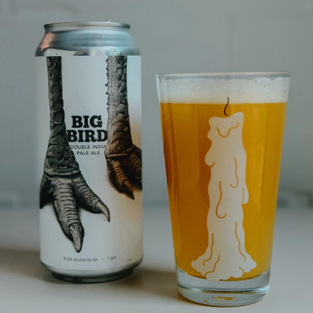 Trillium Brewing Company – Big Bird

ABV: 8,5 % | Stil: Double New England IPA | Untappd: 4,39

Big Bird er en af Trilliums mest ikoniske Double New England IPA'er og en videreudvikling af bryggeriets populære "Small Birds"-serie. Brygget med en kompleks maltbase og en intens humleprofil leverer den en eksplosiv aroma af tropisk frugt, citrus og harpiks, pakket ind i den silkebløde mundfølelse, som har gjort Trillium verdenskendt.