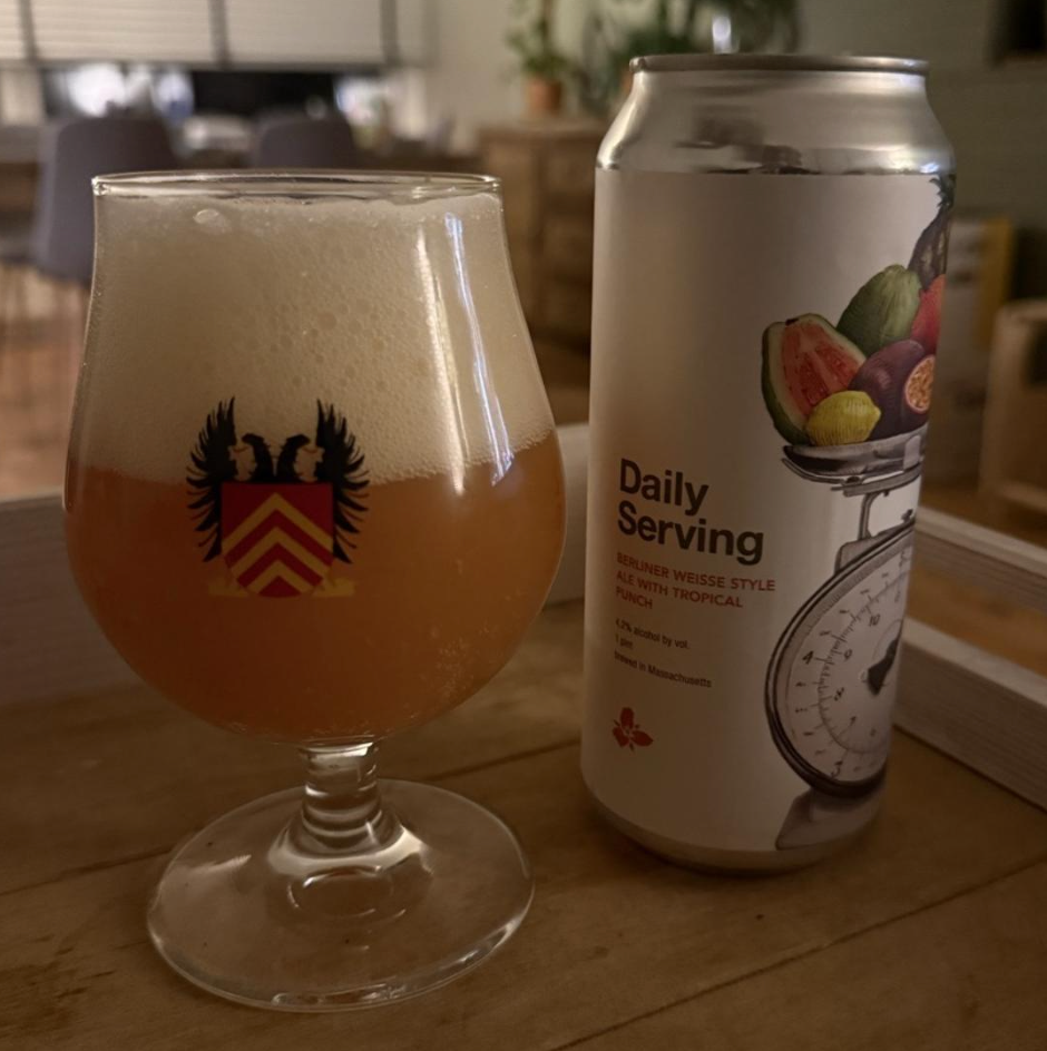 Trillium Brewing Company – Daily Serving: Tropical Punch

ABV: 4,5 % | Stil: Sour – Fruited Berliner Weisse | Untappd: 4,23

Daily Serving: Tropical Punch er en tropisk frugtbombe fra amerikanske Trillium Brewing Company i Massachusetts. Øllen er en del af bryggeriets populære Daily Serving-serie, hvor den klassiske tyske Berliner Weisse danner fundamentet for intense og frugtmættede sour ales. Denne udgave er brygget med hele seks forskellige frugter: guava, passionsfrugt, mango, ananas, lime og citron. Re