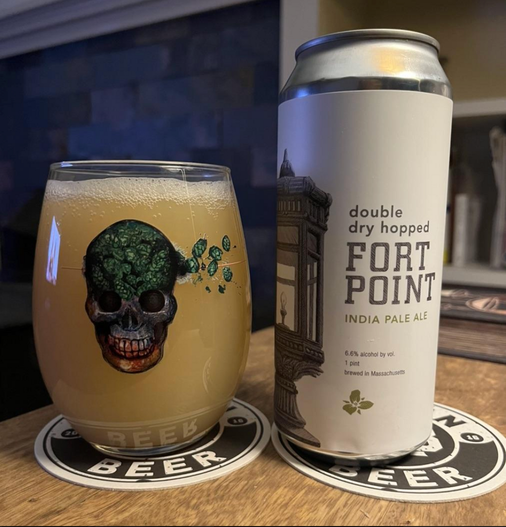 Trillium Brewing Company – Double Dry Hopped Fort Point

ABV: 6,6 % | Stil: New England / Hazy IPA | Untappd: 4,39

Double Dry Hopped Fort Point er en af de helt store klassikere fra amerikanske Trillium Brewing Company i Massachusetts. Øllen bygger på bryggeriets populære Fort Point, men har fået en ekstra omgang tørhumling med Citra, som løfter både aroma og frugtintensitet. Humlepakken består af Citra og Columbus, mens maltbasen blandt andet indeholder amerikansk 2-row byg, hvede, C-15 og dextrinmalt. Re