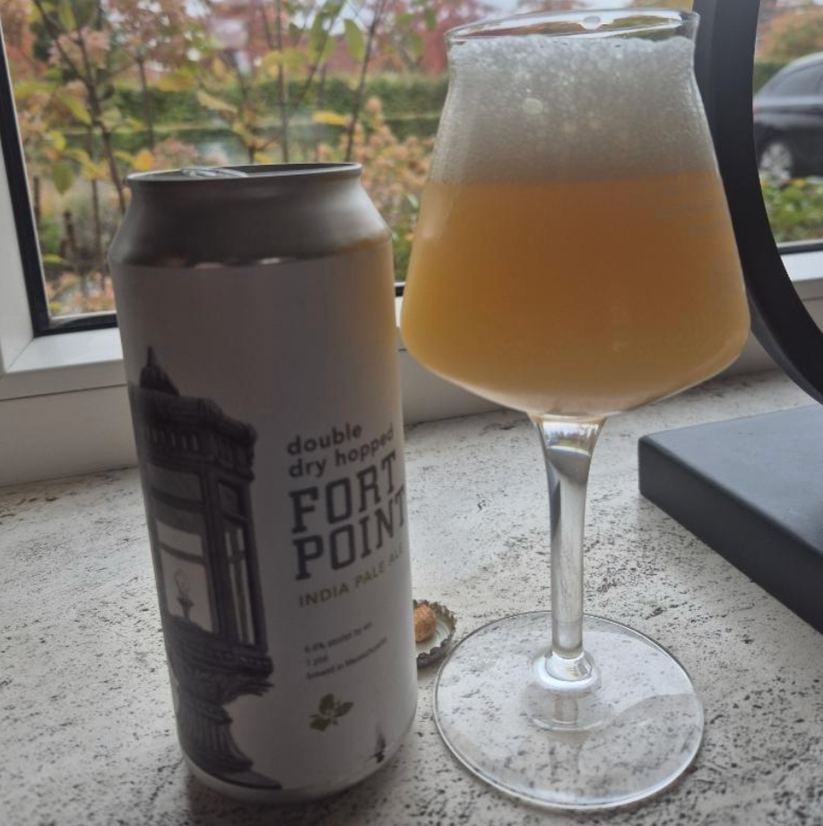 Trillium Brewing Company – Double Dry Hopped Fort Point

ABV: 6,6 % | Stil: New England / Hazy IPA | Untappd: 4,39

Double Dry Hopped Fort Point er en af de helt store klassikere fra amerikanske Trillium Brewing Company i Massachusetts. Øllen bygger på bryggeriets populære Fort Point, men har fået en ekstra omgang tørhumling med Citra, som løfter både aroma og frugtintensitet. Humlepakken består af Citra og Columbus, mens maltbasen blandt andet indeholder amerikansk 2-row byg, hvede, C-15 og dextrinmalt. Re