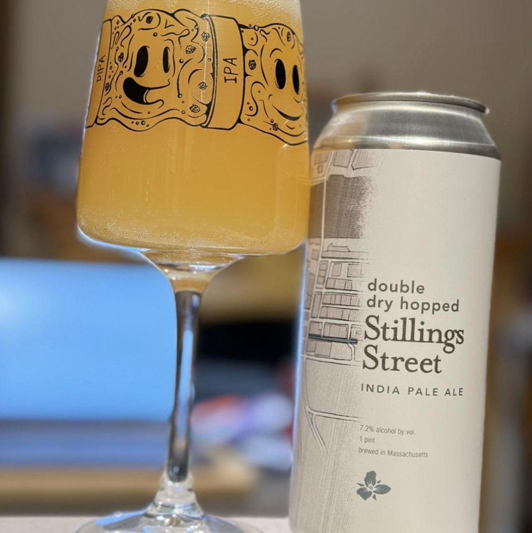 Trillium Brewing Company – Double Dry Hopped Stillings Street
ABV: 7,2 % | Untappd: 4,34

Double Dry Hopped Stillings Street er en intenst aromatisk og saftig New England IPA, hvor humlens frugtkarakter står i centrum og folder sig ud i et komplekst, tropisk udtryk.