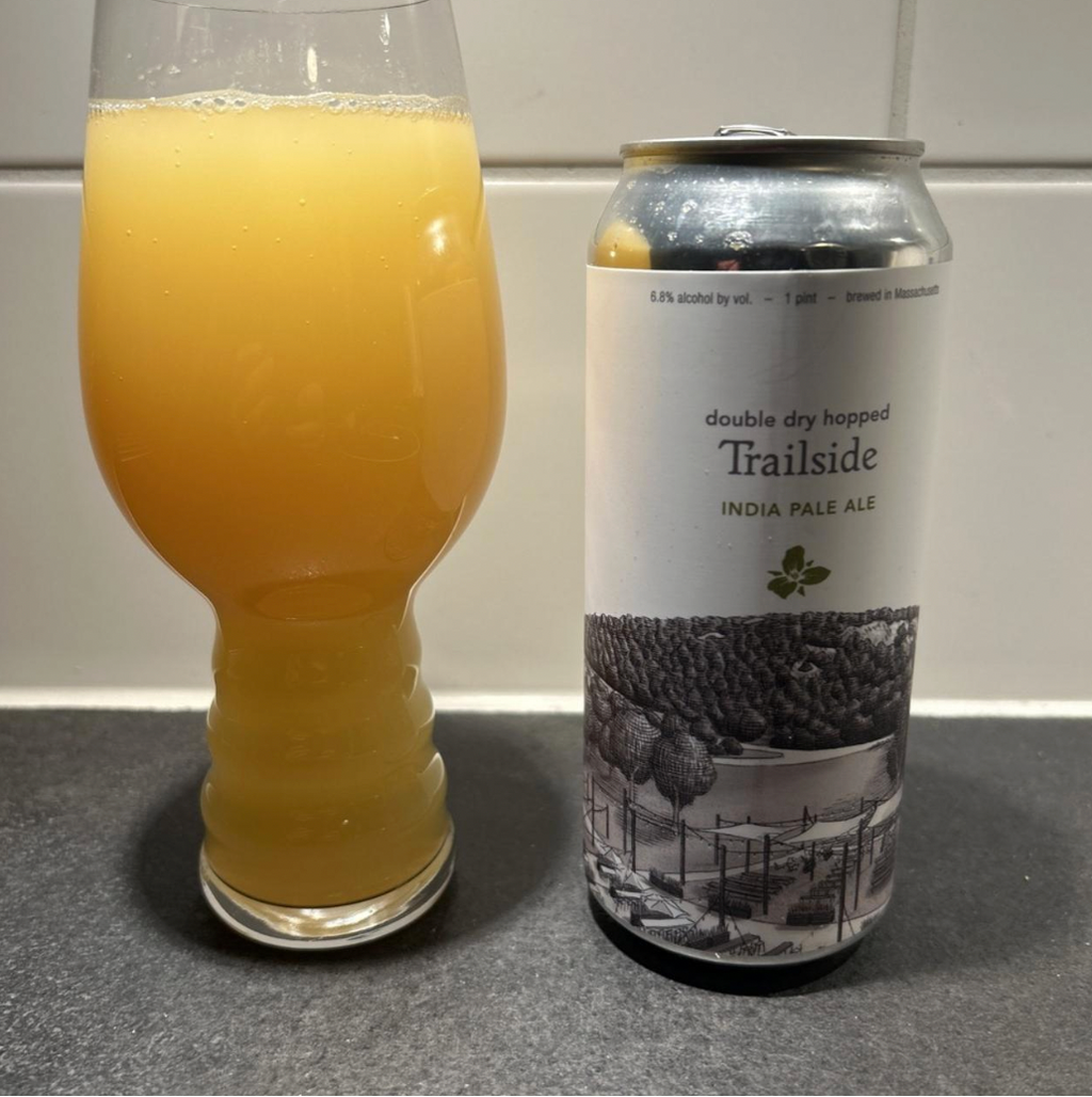 Trillium Brewing Company – Double Dry Hopped Trailside
ABV: 6,8 % | Stil: New England / Hazy IPA | Untappd: 4,17

Double Dry Hopped Trailside er en juicet og aromatisk haze IPA, hvor den klassiske Trailside-profil løftes med dobbelt tørhumling for ekstra intensitet og frugtighed.