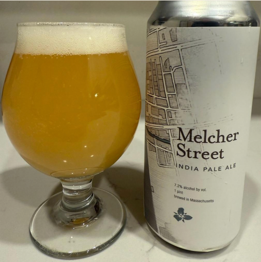 Trillium Brewing Company – Melcher Street IPA
ABV: 7,2 % | Stil: New England / Hazy IPA | Untappd: 4,25

Melcher Street IPA er en saftig og aromatisk hazy IPA, der fremhæver den komplekse karakter af Mosaic‑humle i en blød og frugtig profil.