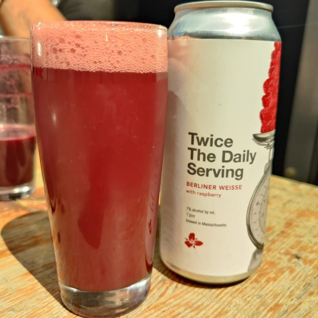 Trillium Brewing Company – Twice the Daily Serving: Raspberry

ABV: 7 % | Stil: Fruited Berliner Weisse | Untappd: 4,48

Twice the Daily Serving: Raspberry er Trilliums bud på den ultimative frugtøl. Bryggeriet har taget deres populære Daily Serving-serie og skruet op for både mundfølelse, frugtmængde og alkoholprocent. Brygget med en enorm mængde hindbær leverer øllen en intens og naturlig frugtsmag, pakket ind i en blød Berliner Weisse-base med frisk syrlighed.