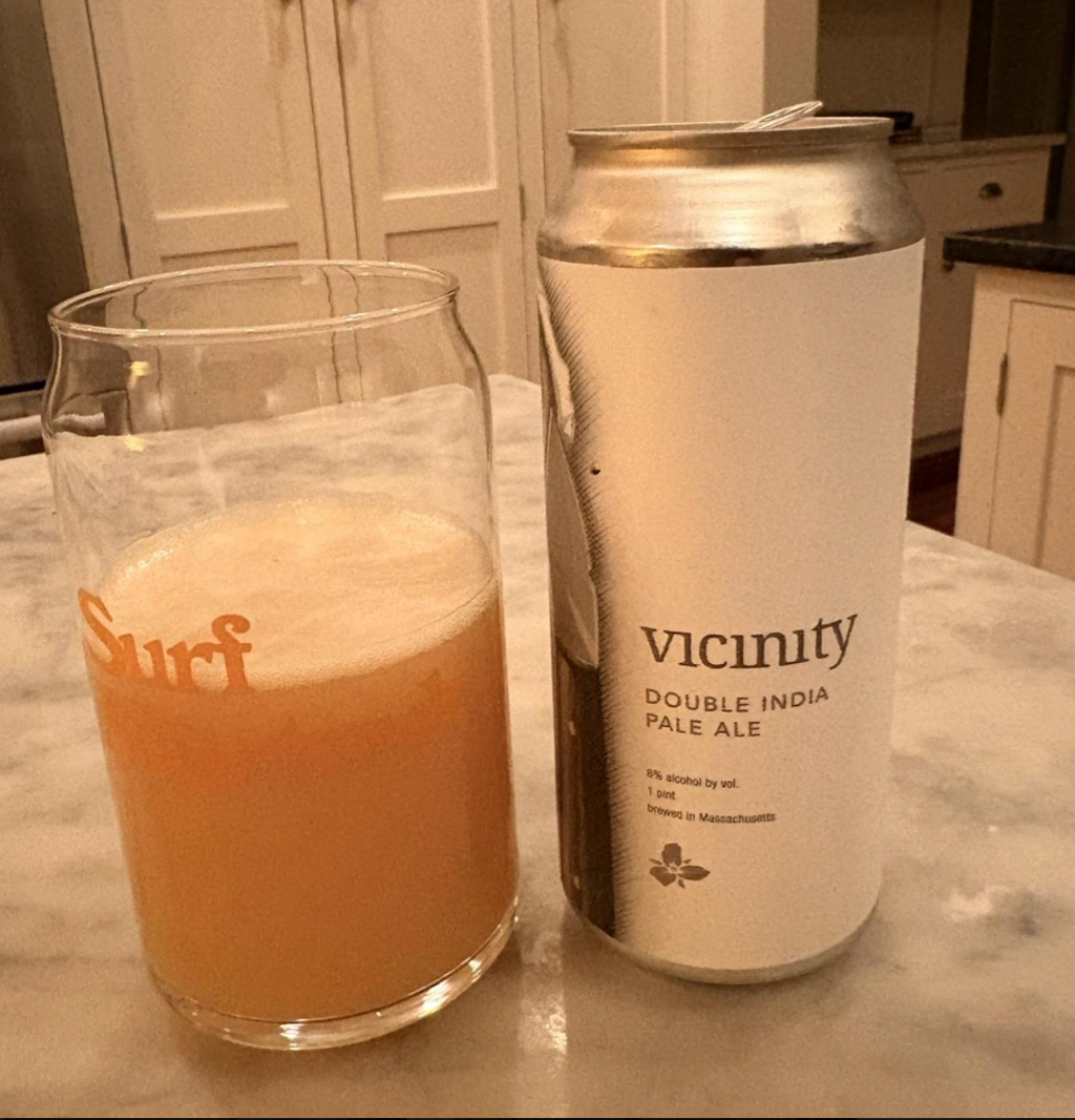 Trillium Brewing Company – Vicinity

ABV: 8,0 % | Stil: Imperial / Double New England / Hazy IPA | Untappd: 4,38

Vicinity er en af de store klassikere fra amerikanske Trillium Brewing Company i Massachusetts. Øllen blev oprindeligt brygget for at fejre etårsjubilæet hos Row 34, en østersbar og craftbeer-destination i Bostons Fort Point-kvarter. Siden har den udviklet sig til en af Trilliums mest kendte Double IPA'er. Humlepakken består af Galaxy, Citra og Columbus, mens maltbasen kombinerer pilsnermalt, hv
