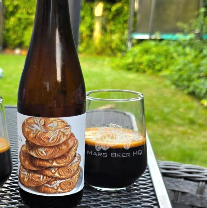 Trillium Brewing Company x Evil Twin Brewing – Double Danish Guy

ABV: 10,5 % | Stil: Imperial Pastry Stout | Untappd: 4,37

Double Danish Guy er et samarbejde mellem Trillium Brewing Company og Evil Twin Brewing. Inspireret af den klassiske danske kanelsnegl er denne Imperial Pastry Stout brygget med vietnamesisk kanel, ristede mandler og vanilje. Resultatet er en silkeblød dessertstout, hvor varme krydderier, mørk chokolade og sød bagværkskarakter smelter sammen i en overdådig helhed.