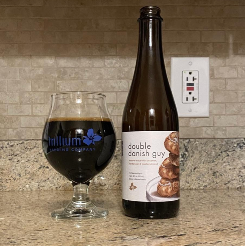 Trillium Brewing Company x Evil Twin Brewing – Double Danish Guy

ABV: 10,5 % | Stil: Imperial Pastry Stout | Untappd: 4,37

Double Danish Guy er et samarbejde mellem Trillium Brewing Company og Evil Twin Brewing. Inspireret af den klassiske danske kanelsnegl er denne Imperial Pastry Stout brygget med vietnamesisk kanel, ristede mandler og vanilje. Resultatet er en silkeblød dessertstout, hvor varme krydderier, mørk chokolade og sød bagværkskarakter smelter sammen i en overdådig helhed.
