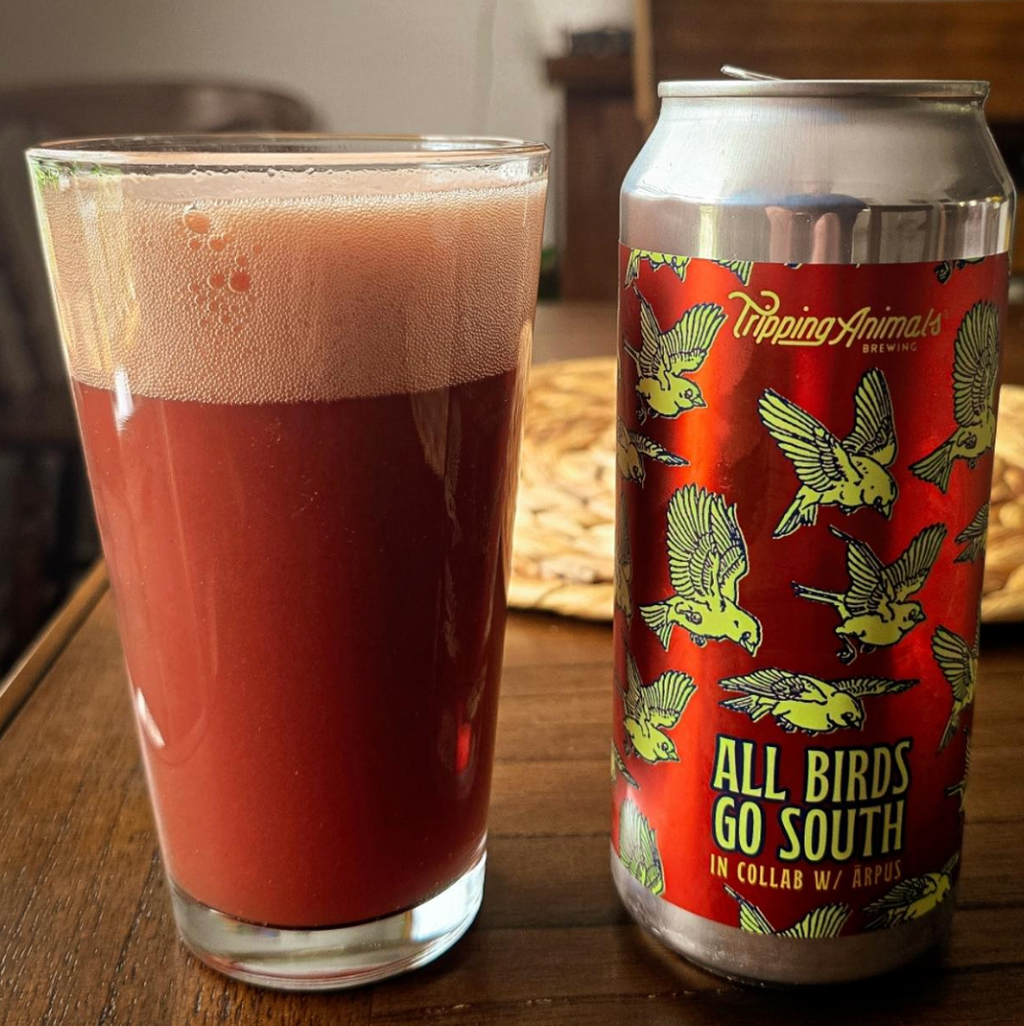 Tripping Animals Brewing Co x Ārpus Brewing Co – All Birds Go South
ABV: 6,0 % | Stil: Sour – Fruited | Untappd: 3,94

Et collab mellem amerikanske Tripping Animals og lettiske Ārpus Brewing Co, hvor tropisk frugt, bær og cremet sødme går hånd i hånd med frisk syre i en let og frugtagtig sour.