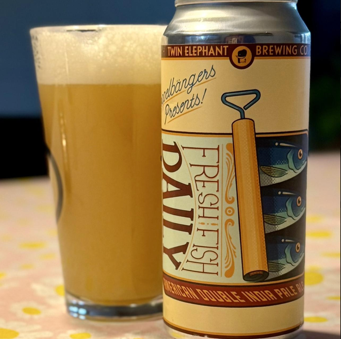 Twin Elephant Brewing Company – Doppelbänger: Fresh Fish Daily

ABV: 8,2 % | Stil: New England / Hazy Double IPA | Untappd: 4,19

En collab med Brix City Brewing i deres Doppelbänger-serie, hvor de bytter opskrifter og bygger videre på hinandens øl. Brygget med Anchovy, Rakau og Motueka, som giver en tydelig NZ-inspireret, frugtdrevet profil.