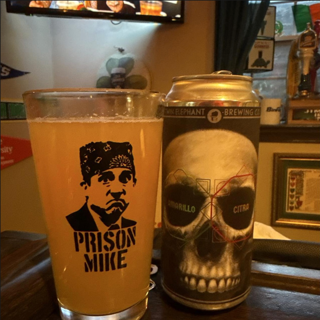 Twin Elephant Brewing Company – Nosh: Citra & Amarillo

ABV: 7,1 % | Stil: New England IPA | Untappd: 4,16

En del af Twin Elephant’s Nosh-serie, hvor humlen er i fokus. Her er det klassisk Citra og Amarillo, som giver en mere klassisk citrusdrevet profil, men stadig med den bløde, moderne mundfølelse.