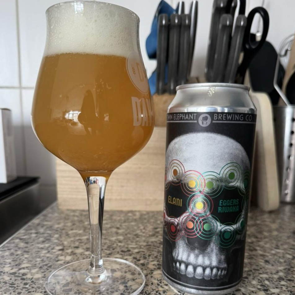 Twin Elephant Brewing Company – Nosh: Elani & Eggers Riwaka

ABV: 6,7 % | Stil: New Englang - Hazy IPA | Untappd: 4,09

En del af Twin Elephant’s Nosh-serie, hvor fokus er på at fremhæve specifikke humler. Her med Elani og Eggers Select Riwaka, som giver en tydelig NZ-inspireret, frugtdrevet profil. Mere juicy end klassisk American IPA.