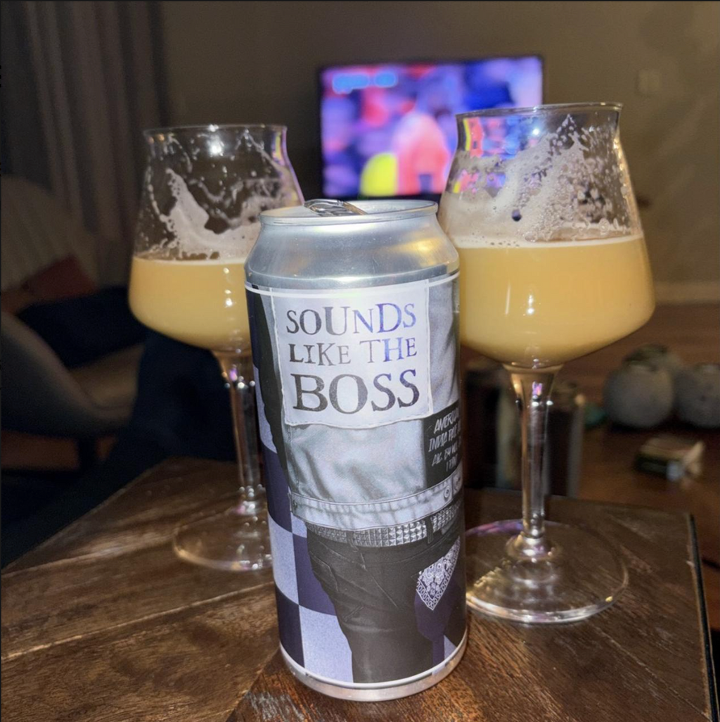 Twin Elephant Brewing Company – Sounds Like The Boss

ABV: 7,0 % | Stil: New England Hazy IPA | Untappd: 4,18

En collab med Buttonwoods Brewing, hvor de leger med en lidt sødere og mere aromatisk IPA-profil end deres typiske single IPAs. Brygget med bl.a. Alora-humle, som giver et anderledes og frugtdrevet udtryk.