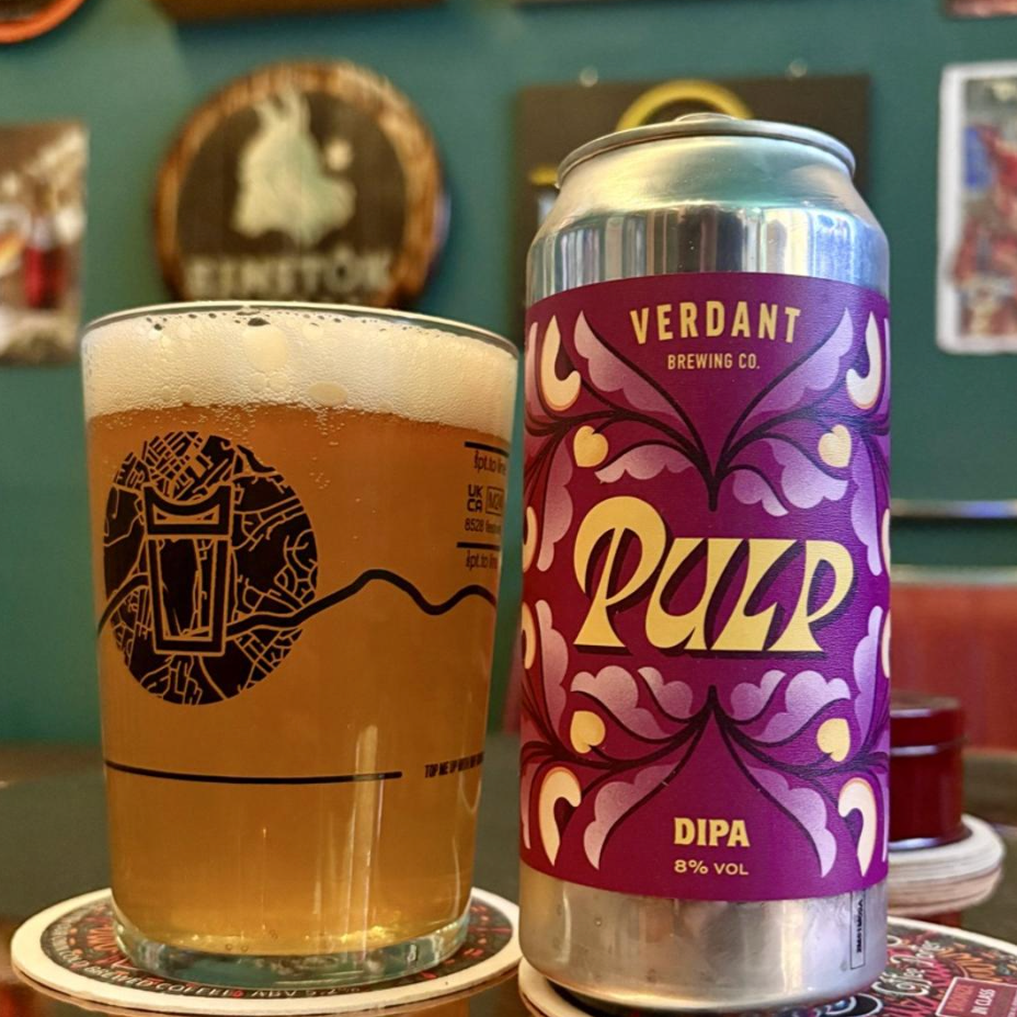 Verdant Brewing Co. – Pulp

ABV: 8,0 % | Stil: Imperial / Double IPA | Untappd: 4,06

En af Verdants mest ikoniske øl og en ægte moderne DIPA-klassiker. Pulp er større, fyldigere og mere intens end deres almindelige IPA'er, men bevarer samtidig en tør finish, som gør den overraskende letdrikkelig. Verdant beskriver selv øllen som et regulært "stone fruit pulp fest".