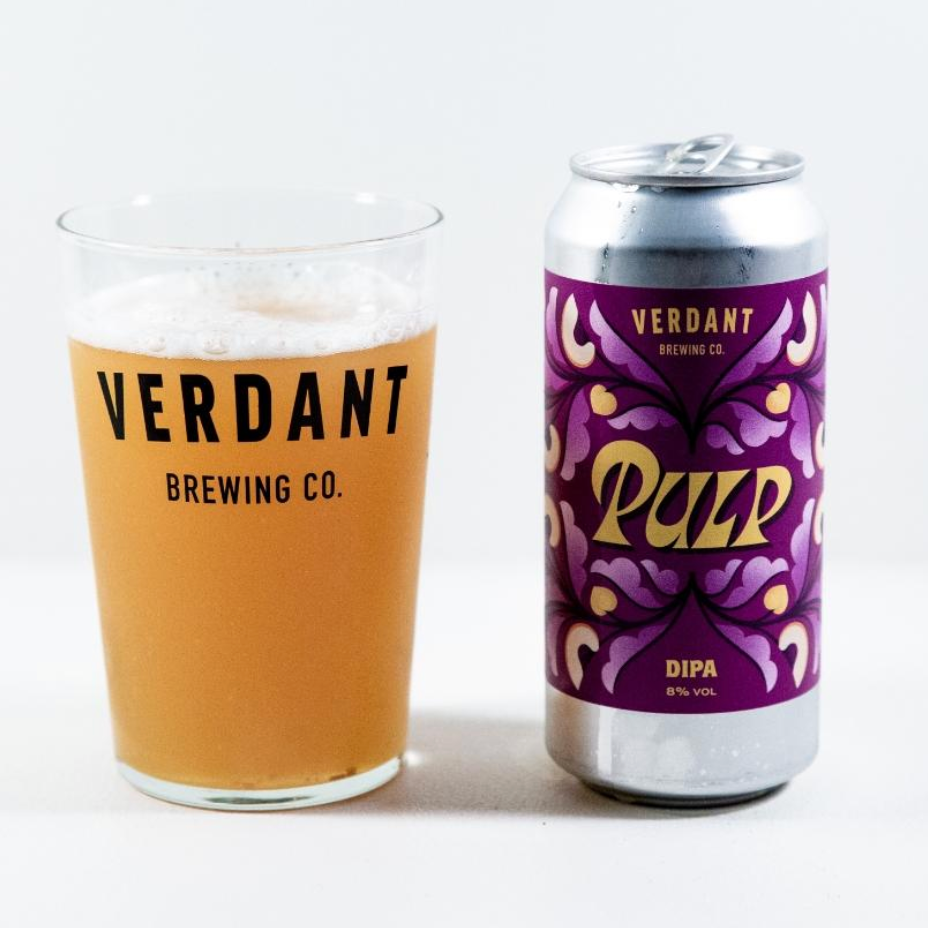 Verdant Brewing Co. – Pulp

ABV: 8,0 % | Stil: Imperial / Double IPA | Untappd: 4,06

En af Verdants mest ikoniske øl og en ægte moderne DIPA-klassiker. Pulp er større, fyldigere og mere intens end deres almindelige IPA'er, men bevarer samtidig en tør finish, som gør den overraskende letdrikkelig. Verdant beskriver selv øllen som et regulært "stone fruit pulp fest".