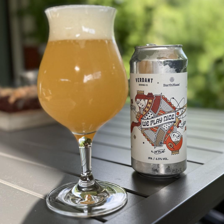 Verdant Brewing Co. – We Play Nice

ABV: 6,5 % | Stil: New England / Hazy IPA | Untappd: 4,06

En klassisk Verdant NEIPA brygget for at fremhæve den nye humlesort Luna. For at lade Luna stå i centrum har Verdant bygget øllen op omkring den velkendte kombination af Citra og Mosaic, som giver en blød og ekstremt juicy base.