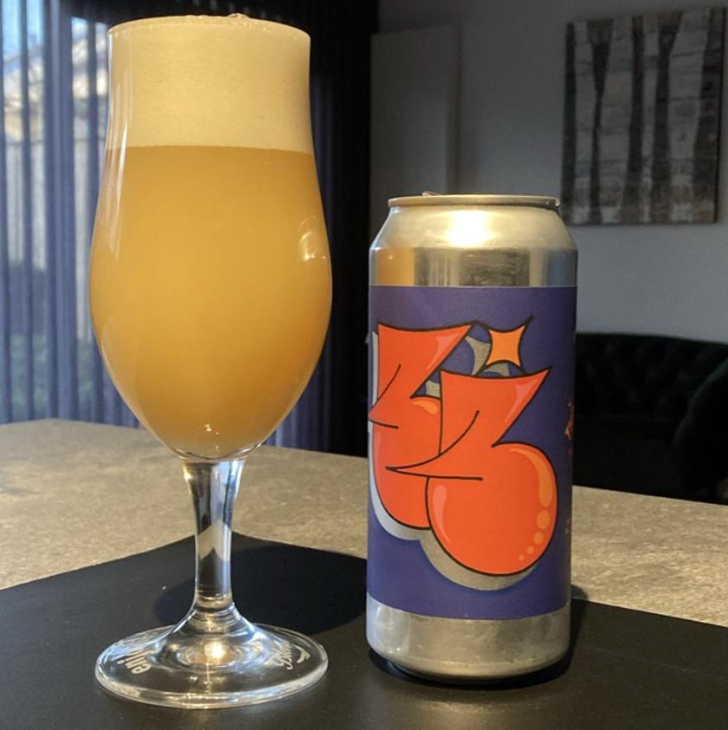 Verdant Brewing Co – Three Times Three (Vol. 7)
ABV: 7,5 % | Untappd: 4,23

Three Times Three (Vol. 7) er en international co-brew-DIPA, hvor syv anerkendte bryggerier er gået sammen om én fælles vision: maksimal humlearoma, saftig dybde og kompromisløs kvalitet. Verdants version leverer præcis det – og lidt mere.