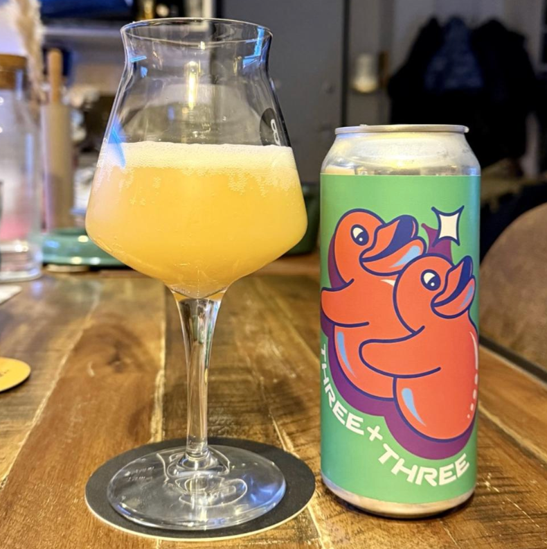 Vitamin Sea Brewing – Three Times Three

ABV: 10,1 % | Stil: Triple New England / Hazy IPA | Untappd: 4,34

En massiv Triple NEIPA fra Vitamin Sea Brewing, brygget som et stort 7-bryggeri collab. Øllen blev oprindeligt udtænkt af Omnipollo og brygget sammen med Equilibrium Brewery, WeldWerks Brewing Co., Green Cheek Beer Company, Fidens Brewing Co. og Root + Branch Brewing.
