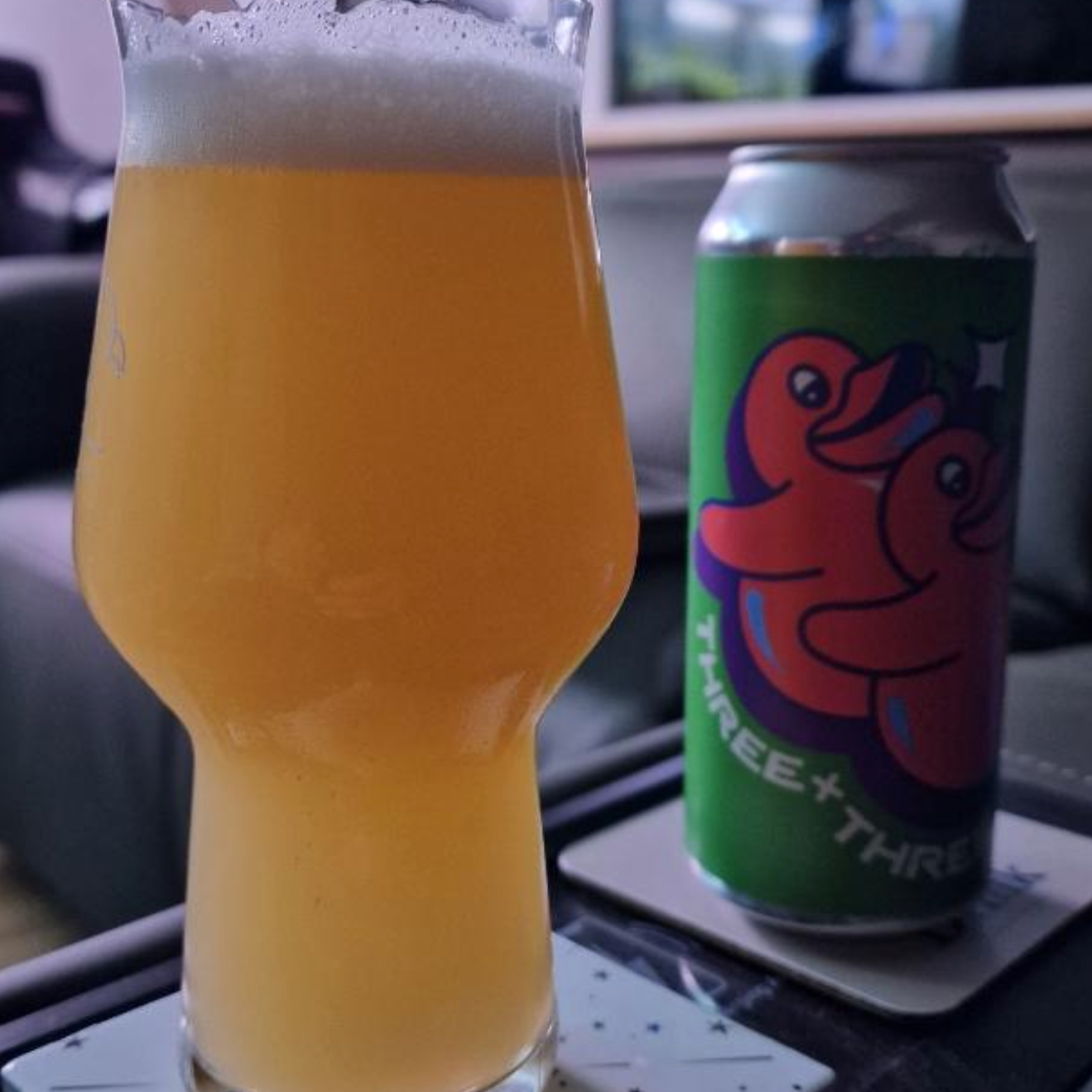 Vitamin Sea Brewing – Three Times Three

ABV: 10,1 % | Stil: Triple New England / Hazy IPA | Untappd: 4,34

En massiv Triple NEIPA fra Vitamin Sea Brewing, brygget som et stort 7-bryggeri collab. Øllen blev oprindeligt udtænkt af Omnipollo og brygget sammen med Equilibrium Brewery, WeldWerks Brewing Co., Green Cheek Beer Company, Fidens Brewing Co. og Root + Branch Brewing.