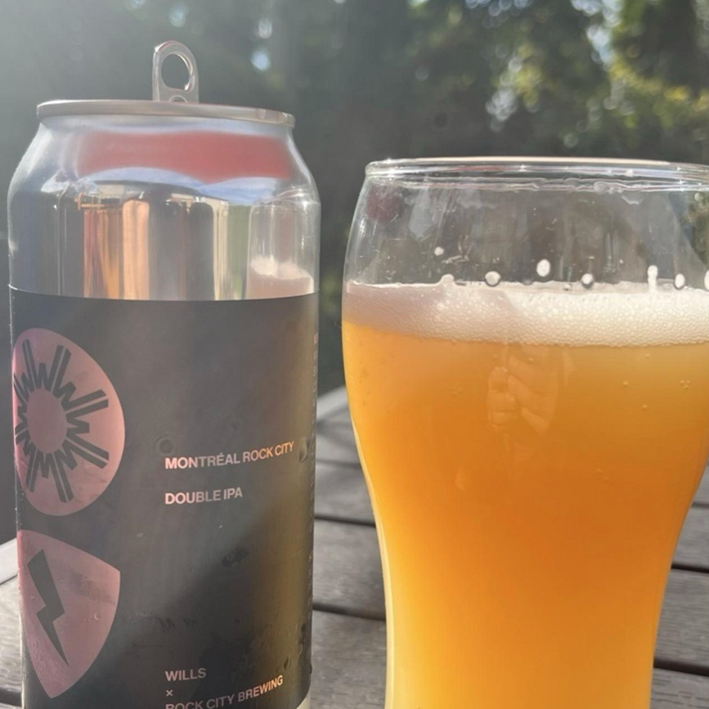 WILLS x Rock City Brewing – Montréal Rock City

ABV: 7,6 % | Stil: Imperial / Double IPA | Untappd: 4,19

Montréal Rock City er et humlet samarbejde mellem canadiske WILLS og hollandske Rock City Brewing. De to bryggerier har samlet deres fælles begejstring for newzealandsk humle i en intens Double IPA med Nelson Sauvin, Peacharine, Riwaka og Riwaka Hop Kief. Resultatet er en saftig og aromatisk DIPA med masser af citrus, stenfrugt og den karakteristiske vinøse NZ-humleprofil.