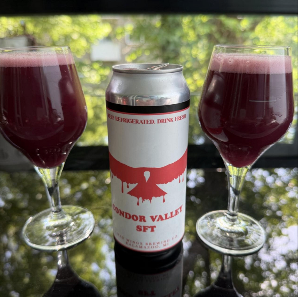 Wax Wings Brewing Co. – Condor Valley Stuffed French Toast (SFT)

ABV: 7,0 % | Stil: Smoothie Sour Ale | Untappd: 4,44

En vild dessertinspireret smoothie sour fra Wax Wings. Condor Valley Stuffed French Toast kombinerer frugt, ahornsirup, vanilje og morgenmadsinspiration i en tyk og cremet sour, der balancerer mellem flydende brunch og moderne pastry sour.