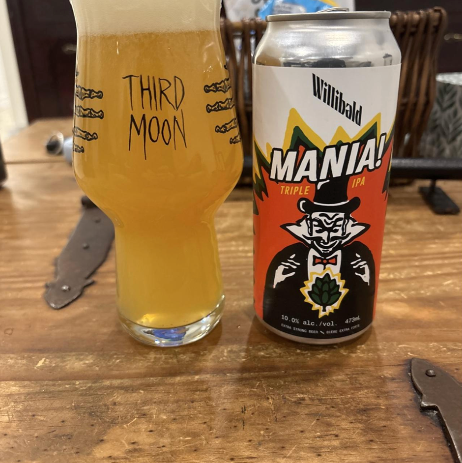 Willibald Farm Distillery &amp; Brewery – Mania!
ABV: 10,0 % | Stil: Triple New England IPA | Untappd: 4,10

En kraftfuld og saftig triple New England IPA, hvor frugtige humleprofiler og fylde går hånd i hånd, skabt til dem der elsker intense og aromatiske IPA’er.