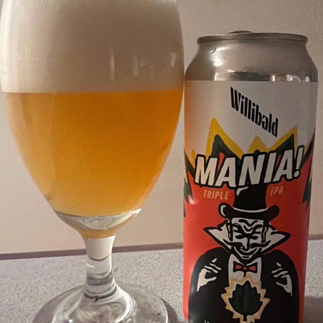Willibald Farm Distillery &amp; Brewery – Mania!
ABV: 10,0 % | Stil: Triple New England IPA | Untappd: 4,10

En kraftfuld og saftig triple New England IPA, hvor frugtige humleprofiler og fylde går hånd i hånd, skabt til dem der elsker intense og aromatiske IPA’er.