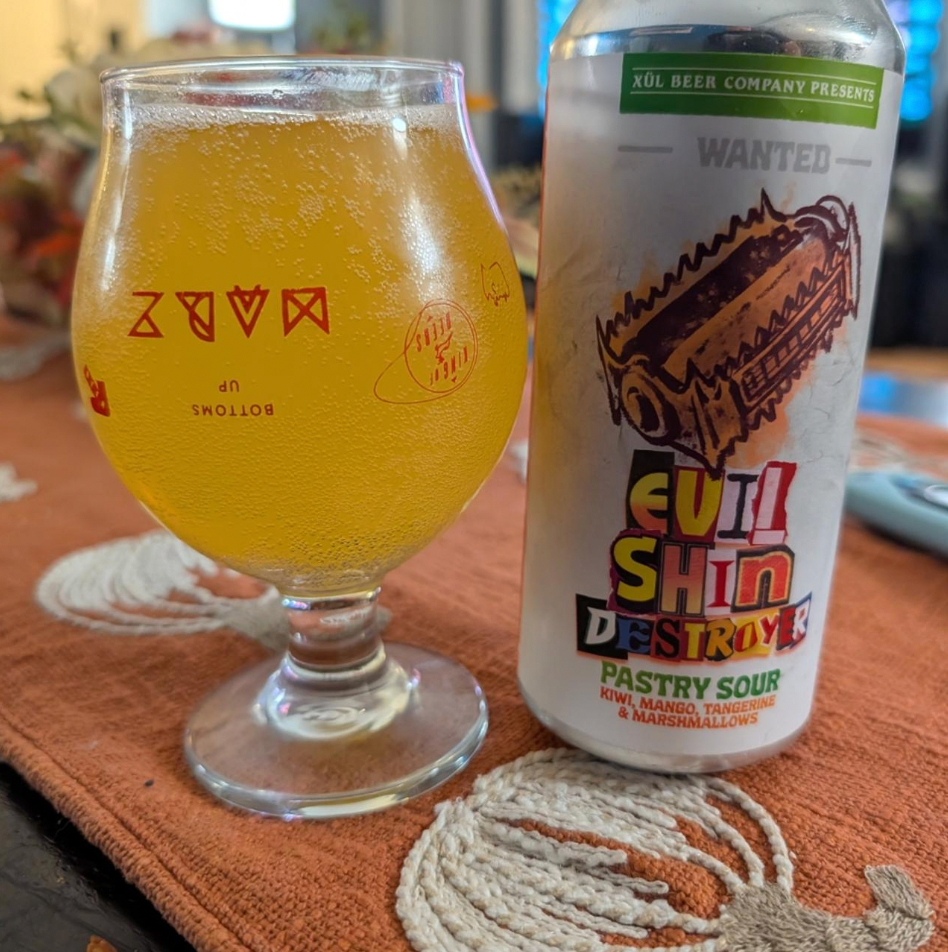 Xül Beer Company × DSSOLVR – Evil Shin Destroyer

ABV: 7,1 % | Stil: Fruited Sour (Glutenfri) | Untappd: 4,15

Evil Shin Destroyer er en intens og frugtmættet Fruited Sour fra amerikanske Xül Beer Company, brygget i samarbejde med DSSOLVR. Her mødes eksotiske frugter og søde marshmallows i en lækker, dessertinspireret sour med masser af karakter og en kombination af kiwi, mango, mandarin og marshmallows får du en spændende balance mellem tropisk sødme og frisk syrlighed.