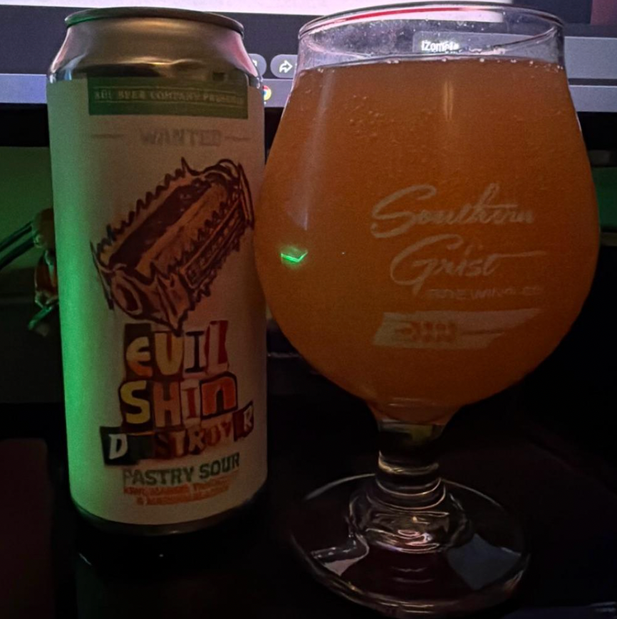 Xül Beer Company × DSSOLVR – Evil Shin Destroyer

ABV: 7,1 % | Stil: Fruited Sour (Glutenfri) | Untappd: 4,15

Evil Shin Destroyer er en intens og frugtmættet Fruited Sour fra amerikanske Xül Beer Company, brygget i samarbejde med DSSOLVR. Her mødes eksotiske frugter og søde marshmallows i en lækker, dessertinspireret sour med masser af karakter og en kombination af kiwi, mango, mandarin og marshmallows får du en spændende balance mellem tropisk sødme og frisk syrlighed.