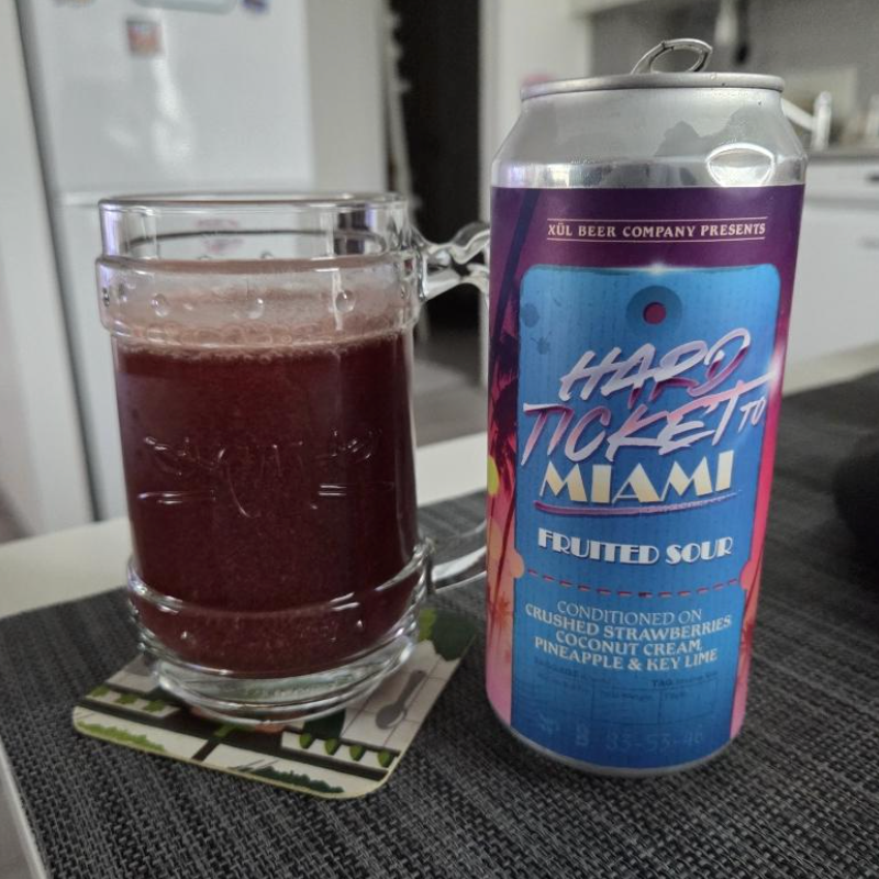 Xül Beer Company – Hard Ticket To Miami

ABV: 6,2 % | Stil: Fruited Sour Ale | Untappd: 4,34

Hard Ticket To Miami er Xüls flydende hyldest til den klassiske Miami Vice-cocktail. Denne glutenfri sour er brygget med jordbær, kokoscreme, ananas og key lime, hvilket skaber en tropisk, cremet og uimodståeligt sommerlig oplevelse. Resultatet er en øl, der balancerer smoothie-lignende fylde med frisk syrlighed og masser af eksotisk frugt.