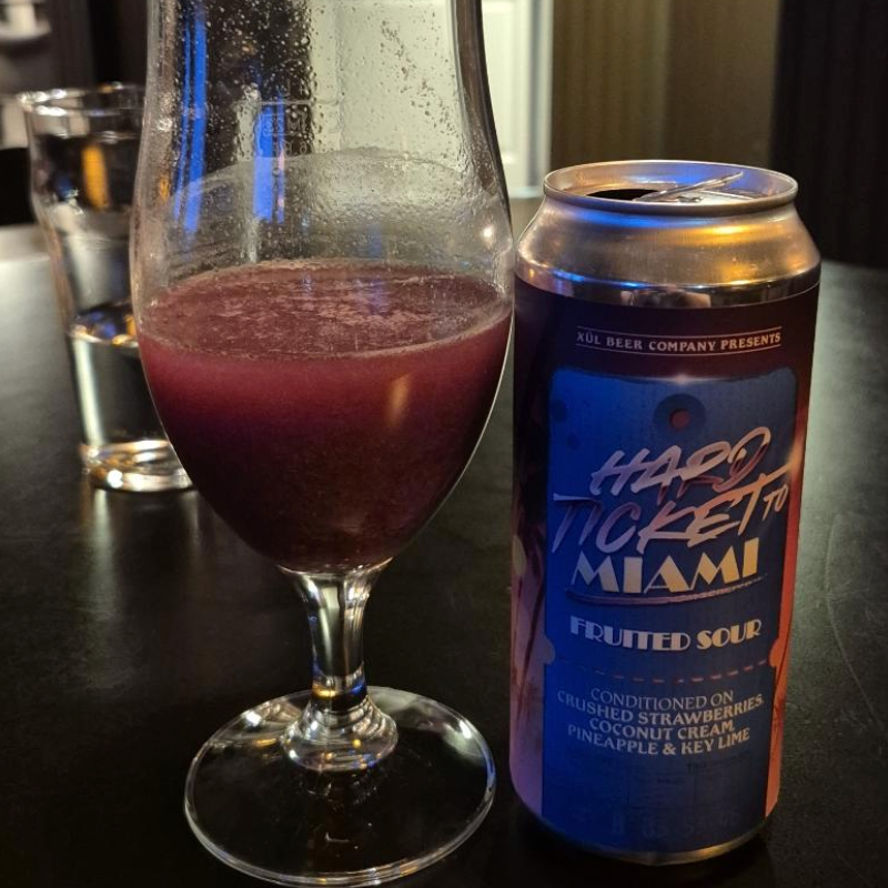 Xül Beer Company – Hard Ticket To Miami

ABV: 6,2 % | Stil: Fruited Sour Ale | Untappd: 4,34

Hard Ticket To Miami er Xüls flydende hyldest til den klassiske Miami Vice-cocktail. Denne glutenfri sour er brygget med jordbær, kokoscreme, ananas og key lime, hvilket skaber en tropisk, cremet og uimodståeligt sommerlig oplevelse. Resultatet er en øl, der balancerer smoothie-lignende fylde med frisk syrlighed og masser af eksotisk frugt.