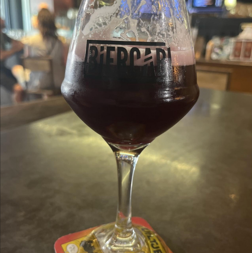 Xül Beer Company – PB&J Mixtape: Grape

ABV: 5,0 % | Stil: Fruited Sour Ale | Untappd: 4,38

PB&J Mixtape: Grape er en af de øl, som har gjort Xül Beer Company berømt langt uden for Tennessee. Inspirationen er enkel: den klassiske peanutbutter- og druesandwich fra barndommen. Resultatet er en overraskende autentisk sour, hvor Concord-druer og ristede peanuts skaber en oplevelse, der næsten føles som flydende PB&J.