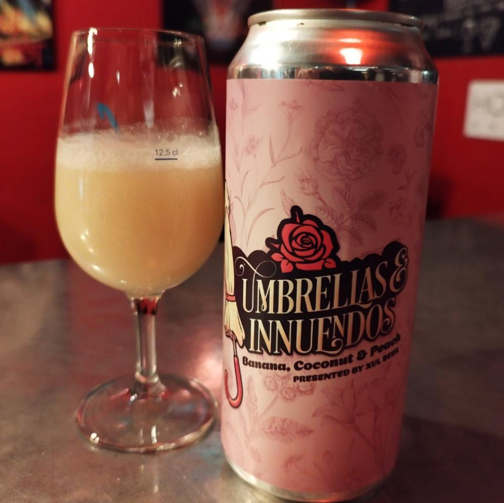 Xül Beer Company – Umbrellas & Innuendos

ABV: 6,4 % | Stil: Fruited Sour Ale | Untappd: 4,21

Umbrellas & Innuendos er endnu en cocktailinspireret sour fra Xül, hvor bryggeriet kombinerer tropiske frugter med en silkeblød, næsten dessertagtig mundfølelse. Øllen er inspireret af de farverige tiki-cocktails, man forbinder med palmer, strandbarer og små paraplyer i glasset. Resultatet er en intens og sommerlig sour med lag på lag af eksotisk frugt.