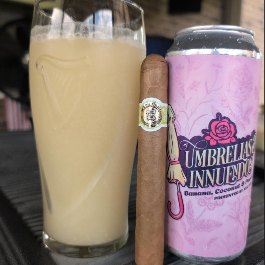 Xül Beer Company – Umbrellas & Innuendos

ABV: 6,4 % | Stil: Fruited Sour Ale | Untappd: 4,21

Umbrellas & Innuendos er endnu en cocktailinspireret sour fra Xül, hvor bryggeriet kombinerer tropiske frugter med en silkeblød, næsten dessertagtig mundfølelse. Øllen er inspireret af de farverige tiki-cocktails, man forbinder med palmer, strandbarer og små paraplyer i glasset. Resultatet er en intens og sommerlig sour med lag på lag af eksotisk frugt.