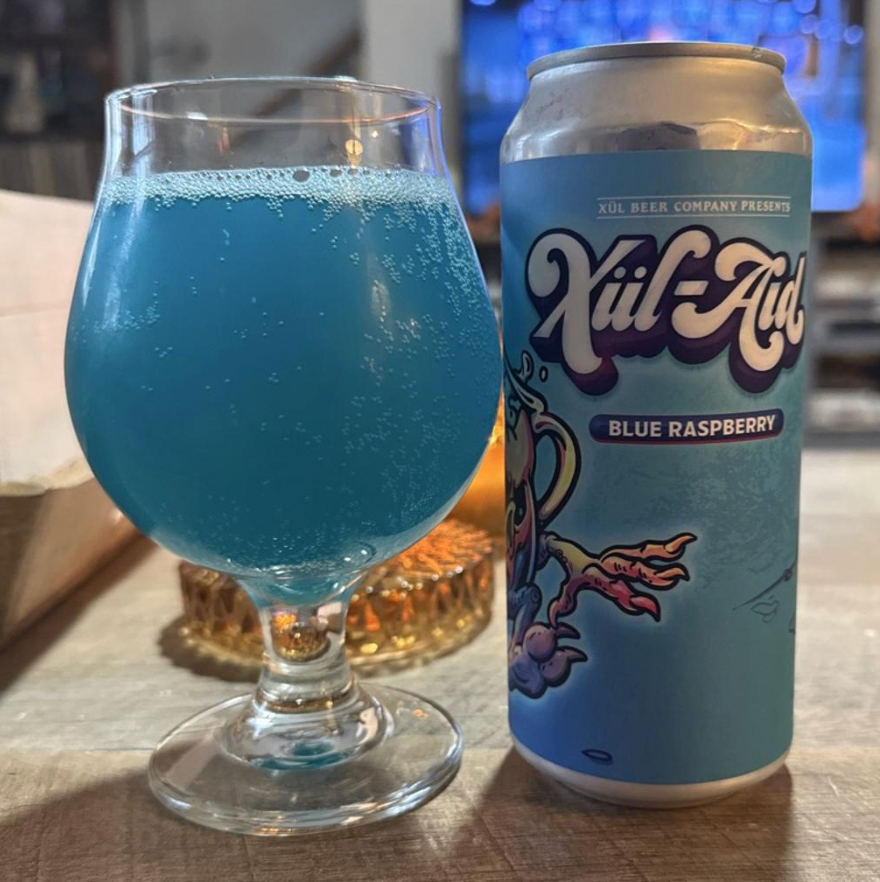 Xül Beer Company – Xul-Aid: Blue Raspberry

ABV: 6,0 % | Stil: Fruited Sour (Glutenfri) | Untappd: 4,15

Xul-Aid: Blue Raspberry er en farverig og nostalgisk Fruited Sour fra amerikanske Xül Beer Company i Tennessee. Inspireret af de klassiske amerikanske frugtdrikke byder øllen på en intens smagsoplevelse, der leder tankerne hen på blå hindbærslushice og syrligt slik.

Med sine 6 % alkohol, en iøjnefaldende blå farve og en frugtig, slikagtig karakter er dette alt andet end en traditionel sour!