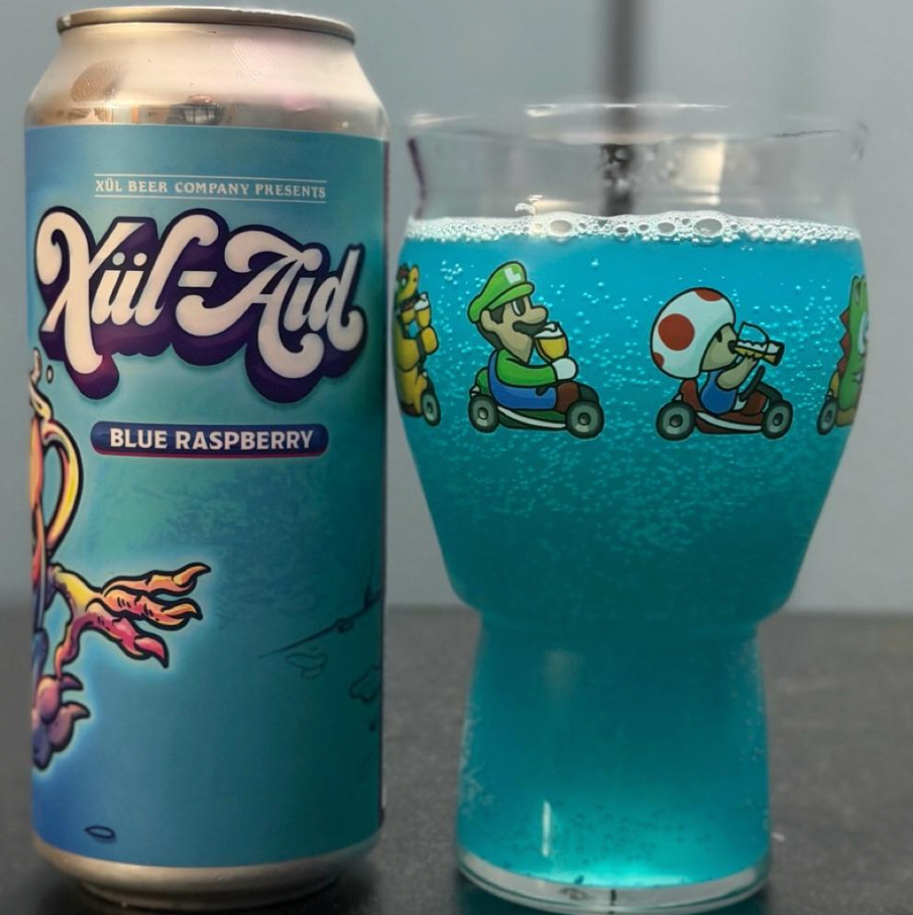 Xül Beer Company – Xul-Aid: Blue Raspberry

ABV: 6,0 % | Stil: Fruited Sour (Glutenfri) | Untappd: 4,15

Xul-Aid: Blue Raspberry er en farverig og nostalgisk Fruited Sour fra amerikanske Xül Beer Company i Tennessee. Inspireret af de klassiske amerikanske frugtdrikke byder øllen på en intens smagsoplevelse, der leder tankerne hen på blå hindbærslushice og syrligt slik.

Med sine 6 % alkohol, en iøjnefaldende blå farve og en frugtig, slikagtig karakter er dette alt andet end en traditionel sour!