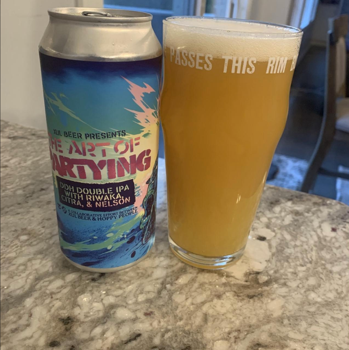 Xül Beer Company x Hoppy People – The Art of Partying

ABV: 8,8 % | Stil: Double New England IPA | Untappd: 4,04

The Art of Partying er et samarbejde mellem amerikanske Xül Beer Company og schweiziske Hoppy People. Denne DDH Double IPA er humlet med Riwaka, Citra og Nelson Sauvin, hvilket skaber en eksplosiv kombination af tropisk frugt, saftig citrus og moderne New Zealand-humlekarakter.